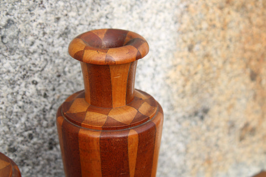 Paire de vases en bois tourné – décor géométrique