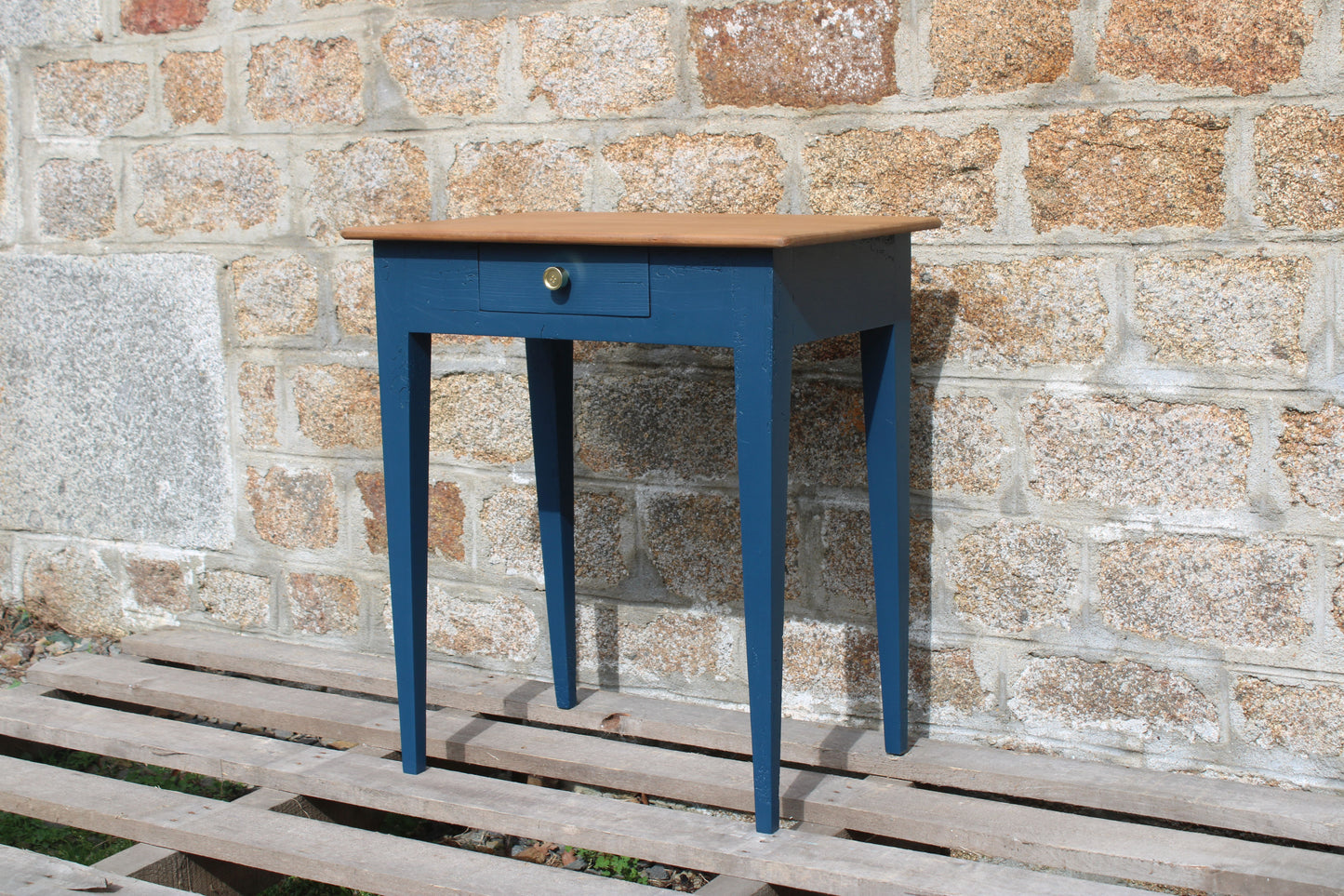 Table d'appoint ancienne rénovée – plateau bois naturel