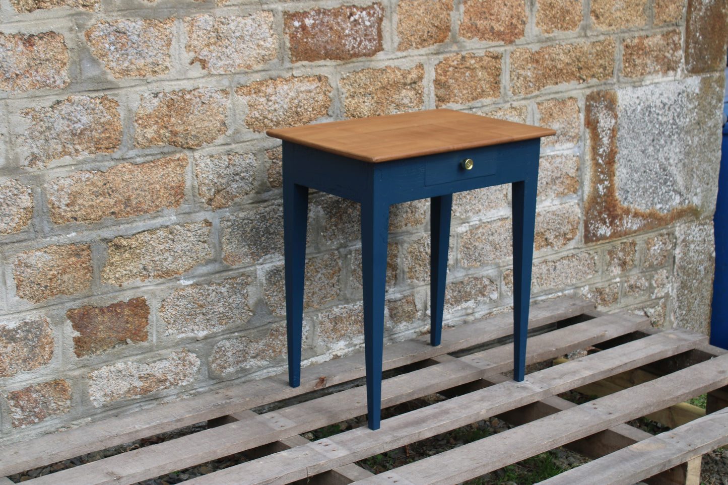 Table d'appoint ancienne rénovée – plateau bois naturel