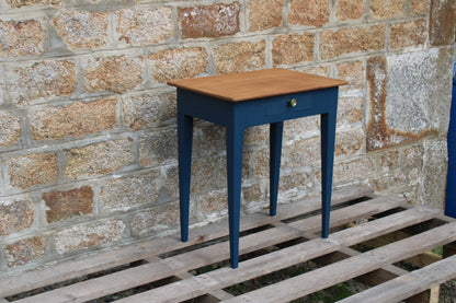 Table d'appoint ancienne rénovée – plateau bois naturel