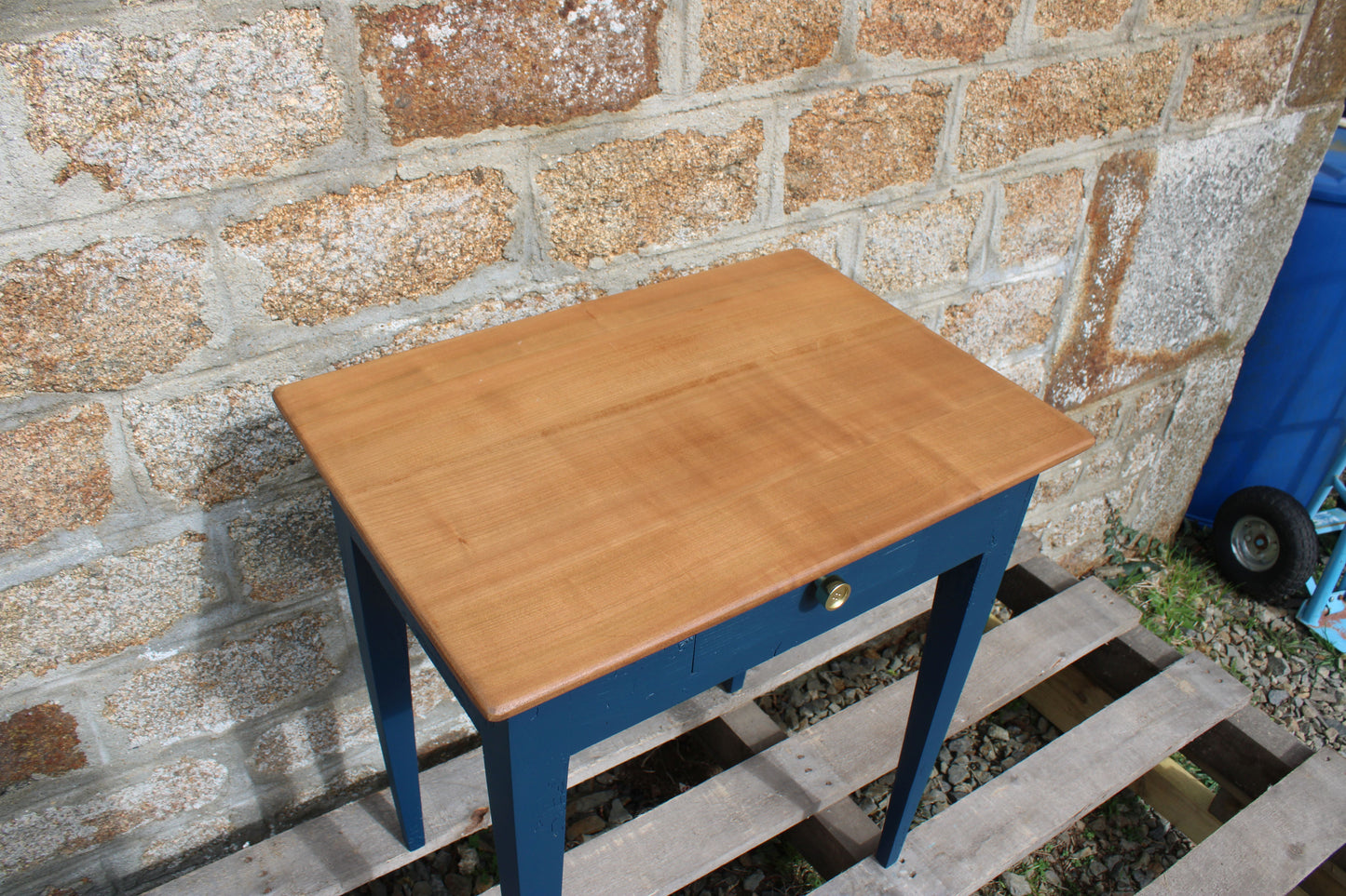 Table d'appoint ancienne rénovée – plateau bois naturel