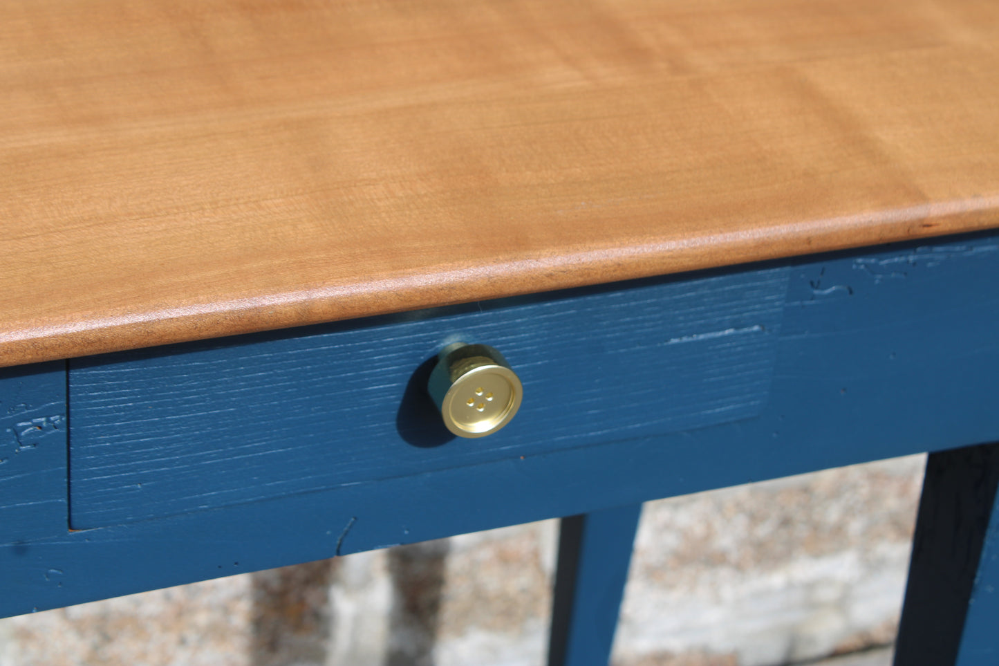 Table d'appoint ancienne rénovée – plateau bois naturel