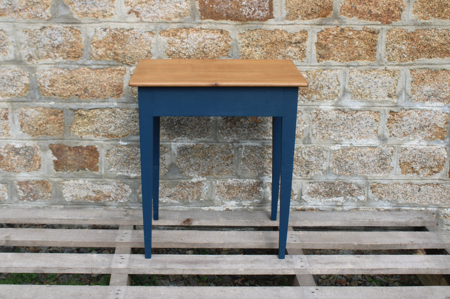Table d'appoint ancienne rénovée – plateau bois naturel