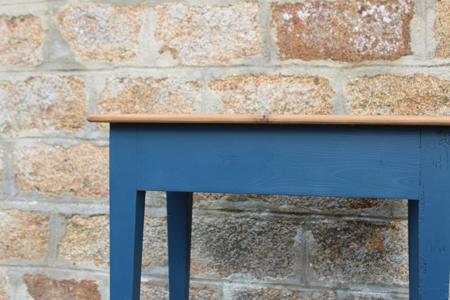 Table d'appoint ancienne rénovée – plateau bois naturel
