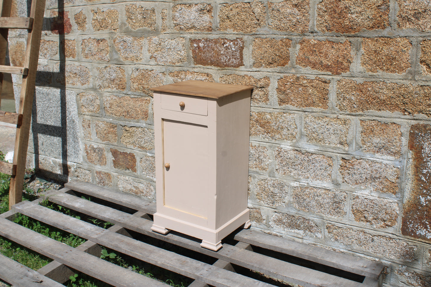 Chevet ancien rénové – Beige "Quai de Seine" & bois naturel – VENDU
