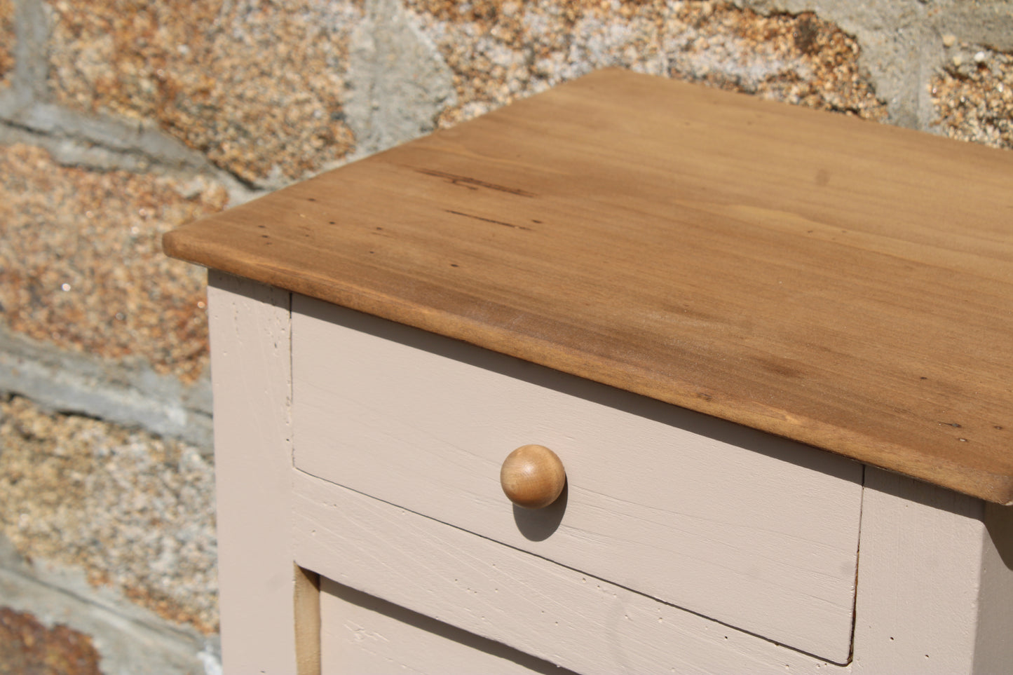Chevet ancien rénové – Beige "Quai de Seine" & bois naturel – VENDU
