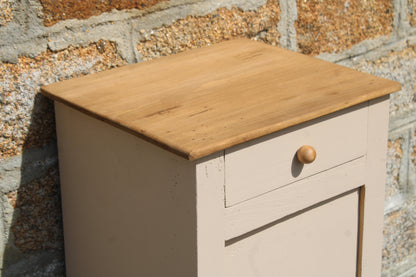 Chevet ancien rénové – Beige "Quai de Seine" & bois naturel – VENDU