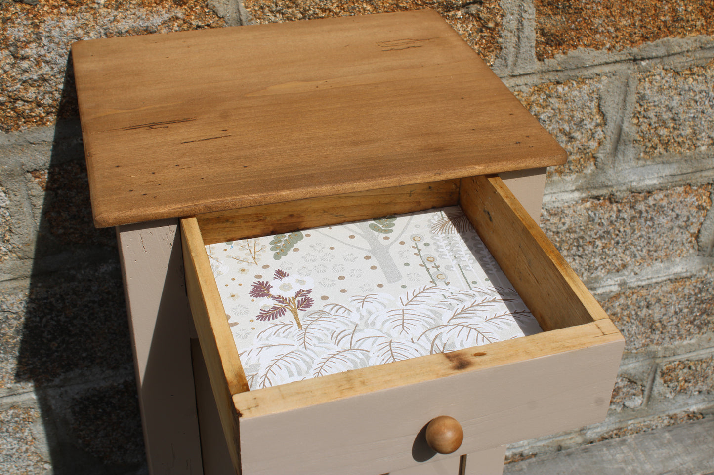 Chevet ancien rénové – Beige "Quai de Seine" & bois naturel – VENDU