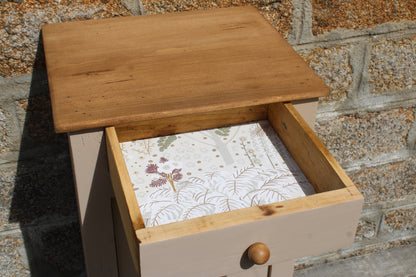 Chevet ancien rénové – Beige "Quai de Seine" & bois naturel – VENDU