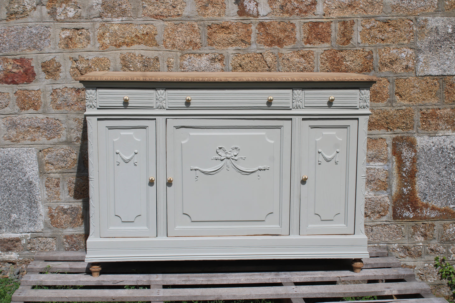 Buffet ancien – blanc grisé aux sous-tons vert, plateau bois brut & finitions dorées - VENDU