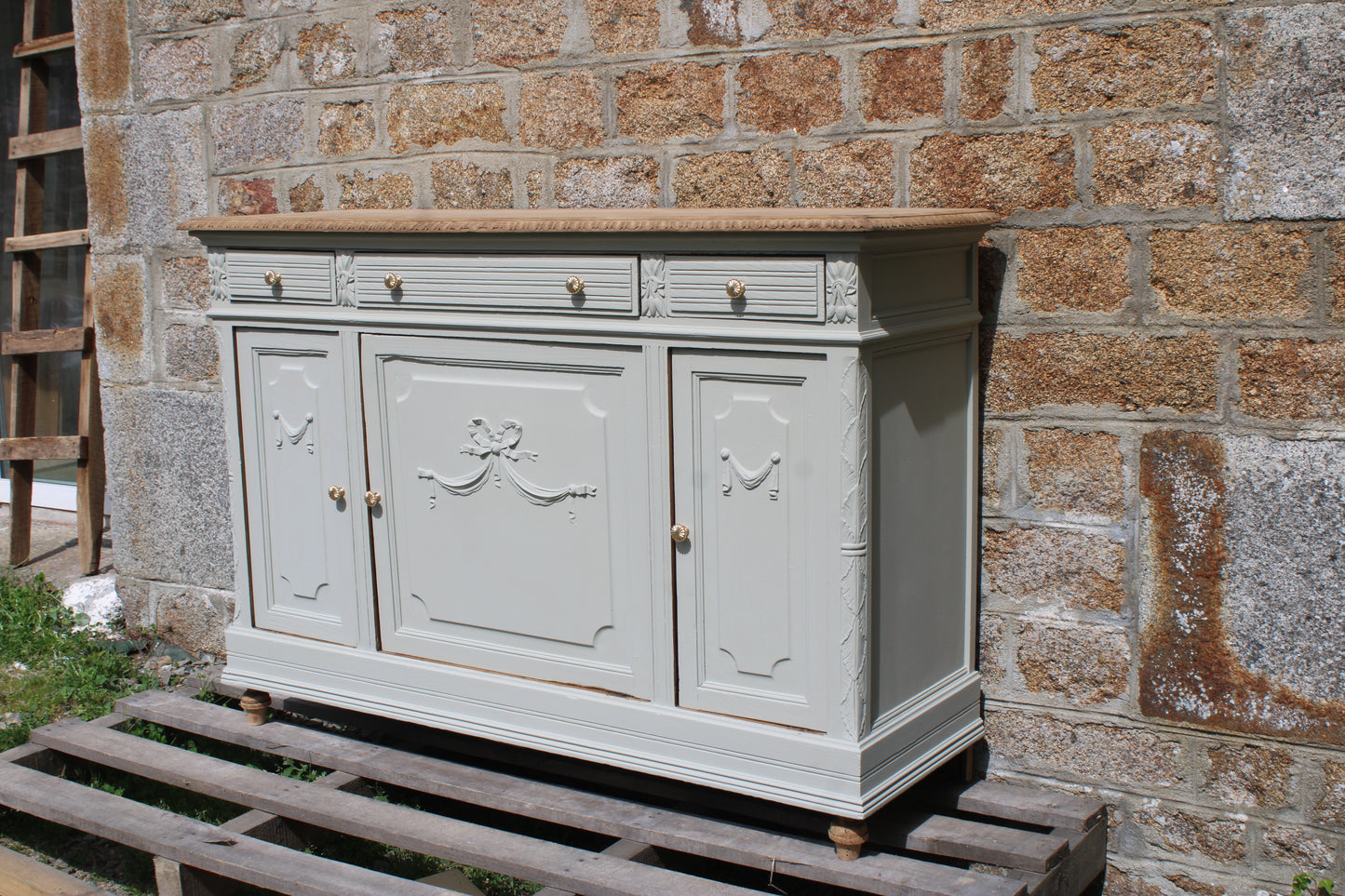 Buffet ancien – blanc grisé aux sous-tons vert, plateau bois brut & finitions dorées - VENDU