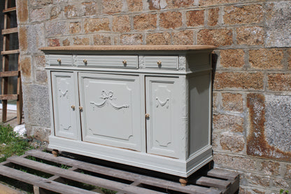 Buffet ancien – blanc grisé aux sous-tons vert, plateau bois brut & finitions dorées - VENDU