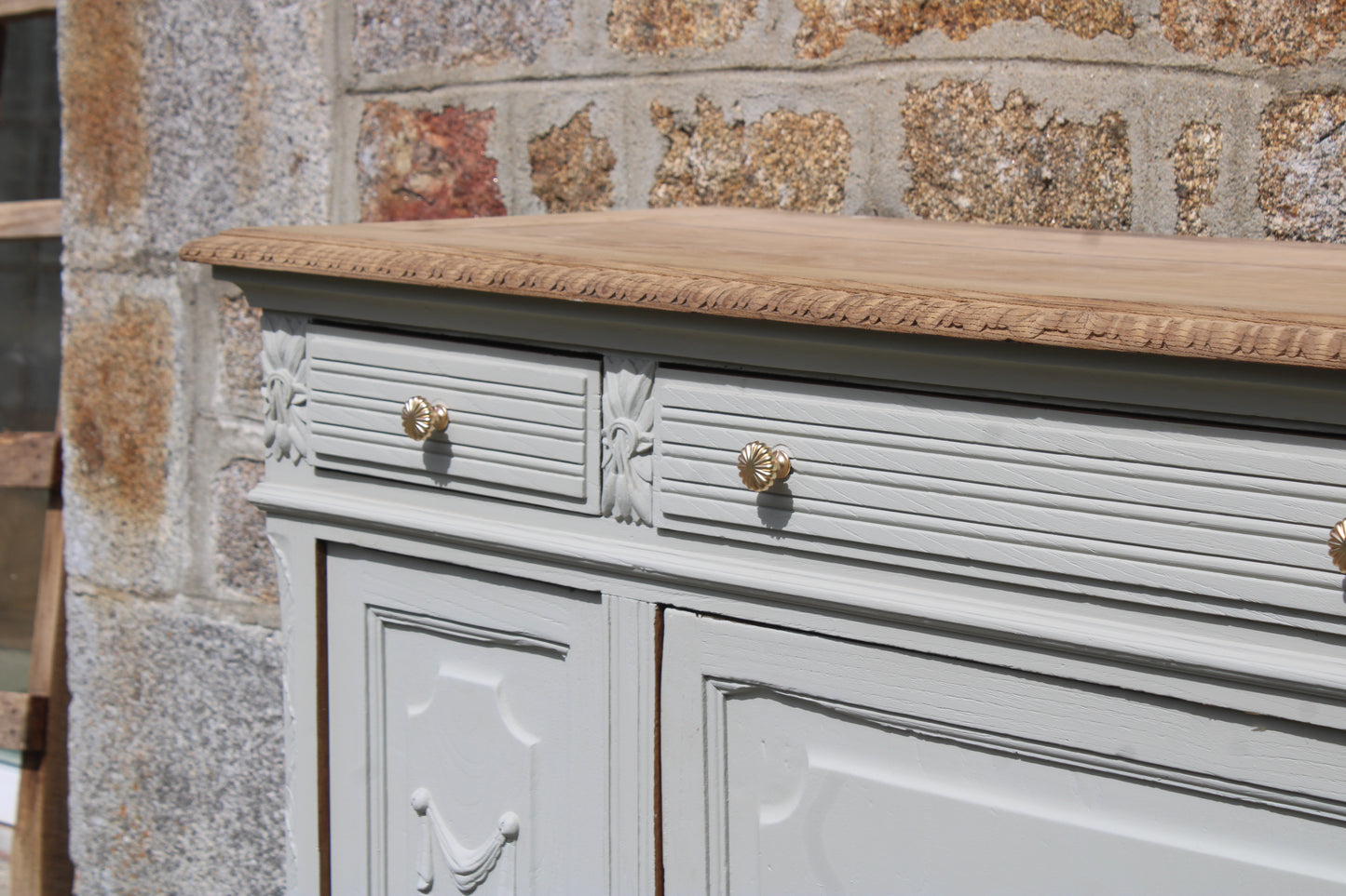 Buffet ancien – blanc grisé aux sous-tons vert, plateau bois brut & finitions dorées - VENDU