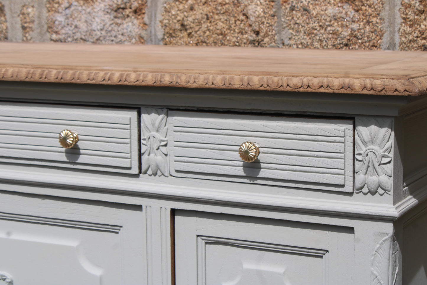 Buffet ancien – blanc grisé aux sous-tons vert, plateau bois brut & finitions dorées - VENDU