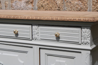 Buffet ancien – blanc grisé aux sous-tons vert, plateau bois brut & finitions dorées - VENDU