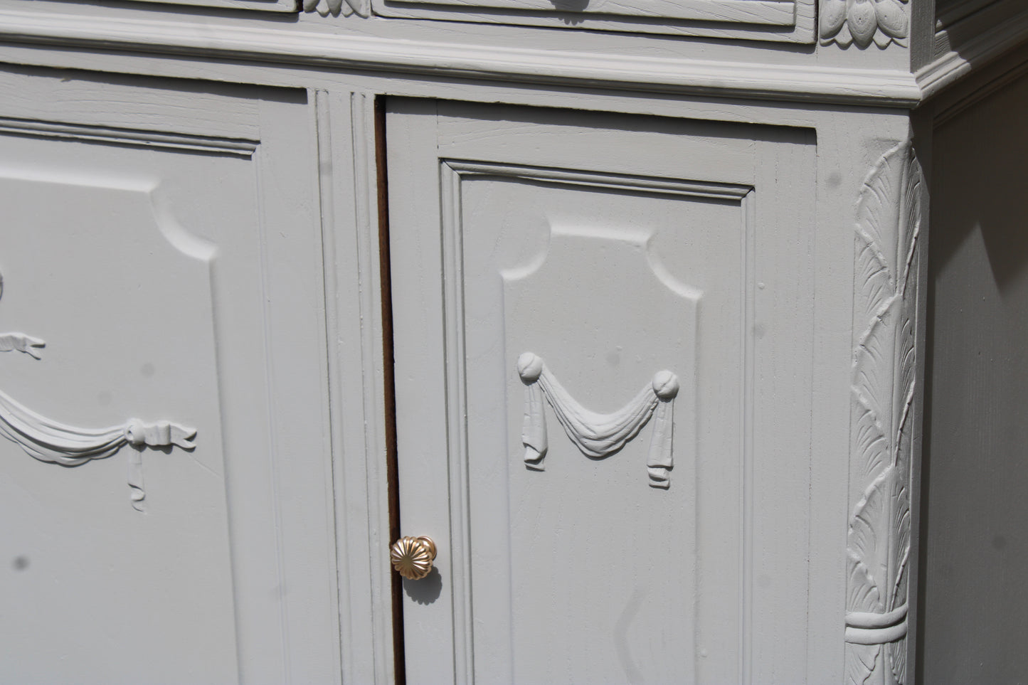 Buffet ancien – blanc grisé aux sous-tons vert, plateau bois brut & finitions dorées - VENDU