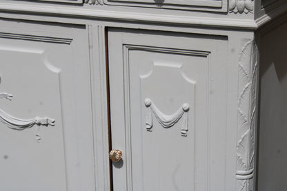 Buffet ancien – blanc grisé aux sous-tons vert, plateau bois brut & finitions dorées - VENDU