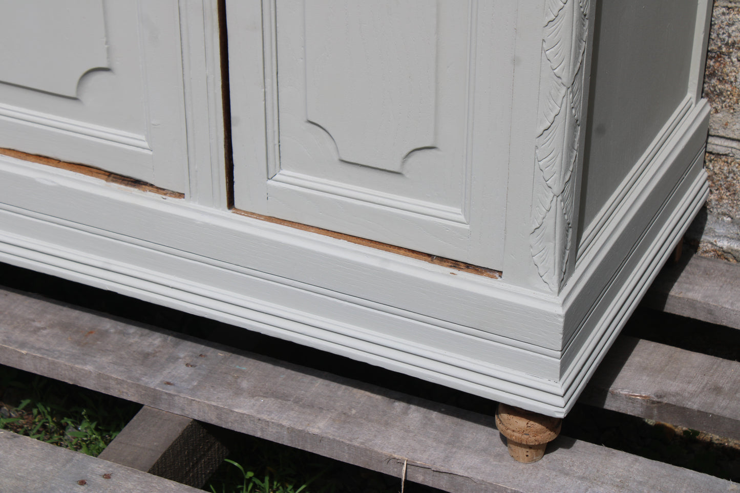 Buffet ancien – blanc grisé aux sous-tons vert, plateau bois brut & finitions dorées - VENDU