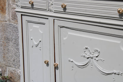 Buffet ancien – blanc grisé aux sous-tons vert, plateau bois brut & finitions dorées - VENDU