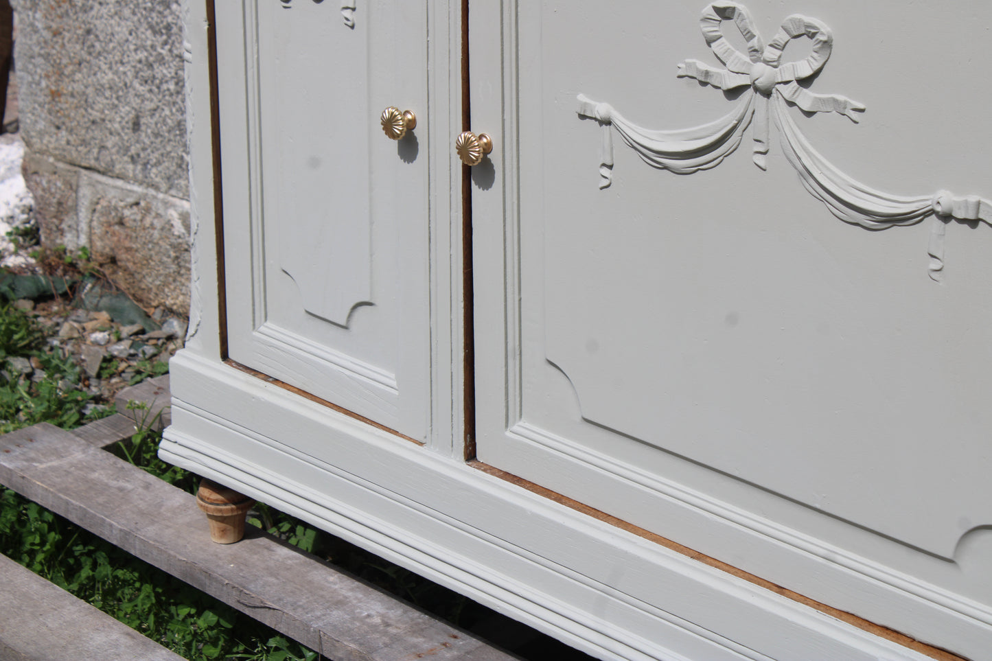 Buffet ancien – blanc grisé aux sous-tons vert, plateau bois brut & finitions dorées - VENDU