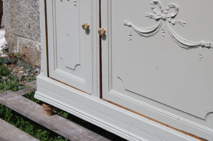Buffet ancien – blanc grisé aux sous-tons vert, plateau bois brut & finitions dorées - VENDU