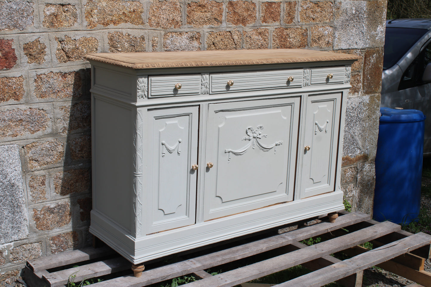 Buffet ancien – blanc grisé aux sous-tons vert, plateau bois brut & finitions dorées - VENDU