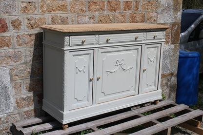 Buffet ancien – blanc grisé aux sous-tons vert, plateau bois brut & finitions dorées - VENDU