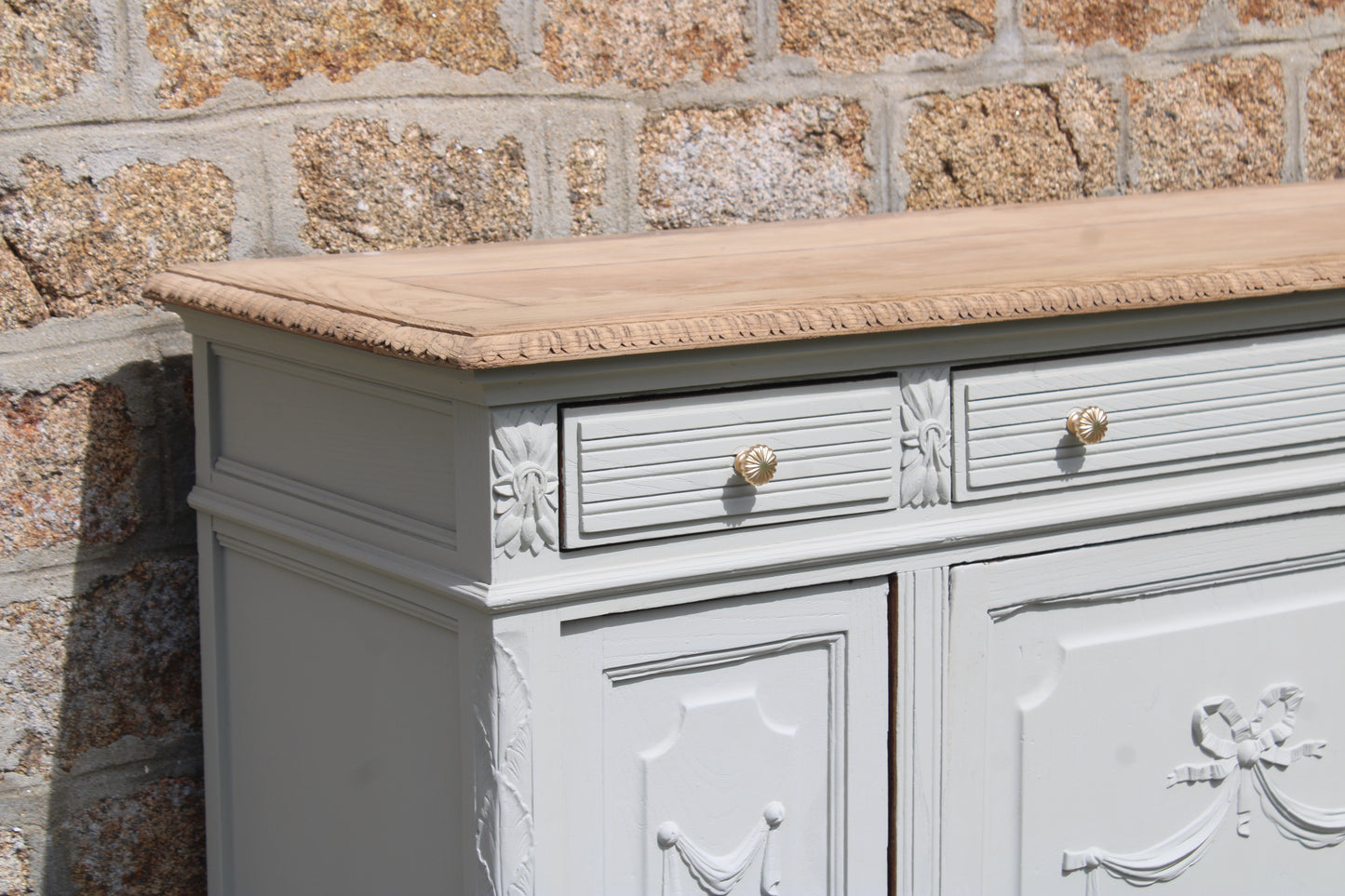 Buffet ancien – blanc grisé aux sous-tons vert, plateau bois brut & finitions dorées - VENDU