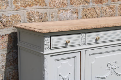 Buffet ancien – blanc grisé aux sous-tons vert, plateau bois brut & finitions dorées - VENDU
