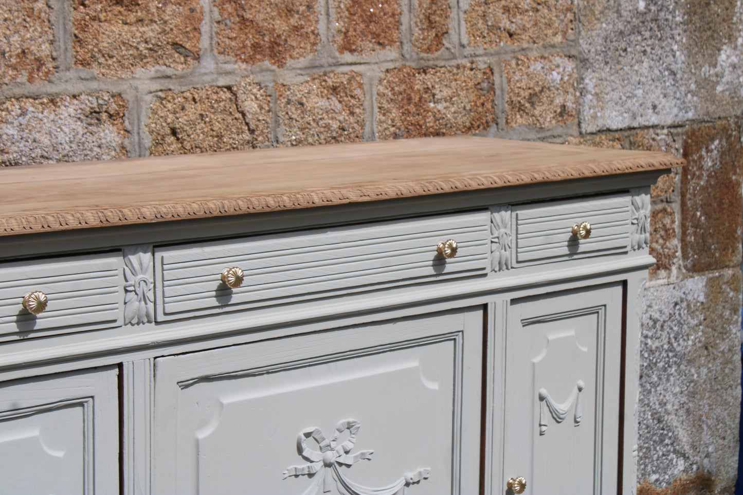 Buffet ancien – blanc grisé aux sous-tons vert, plateau bois brut & finitions dorées - VENDU