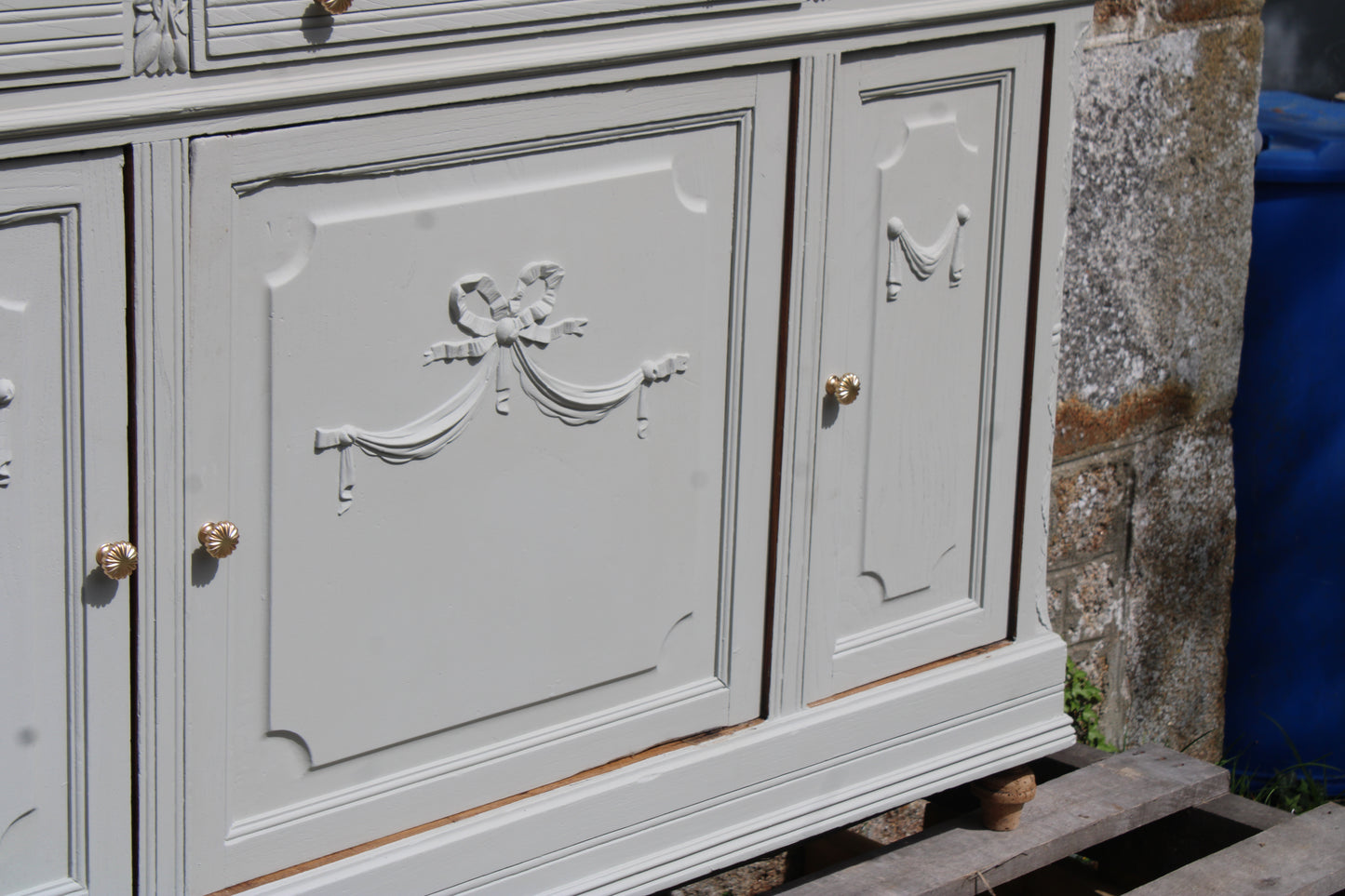 Buffet ancien – blanc grisé aux sous-tons vert, plateau bois brut & finitions dorées - VENDU