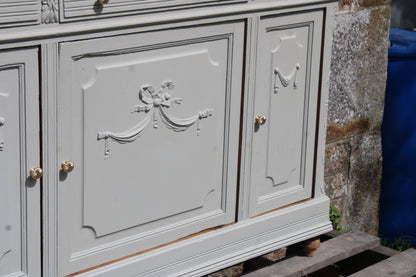 Buffet ancien – blanc grisé aux sous-tons vert, plateau bois brut & finitions dorées - VENDU