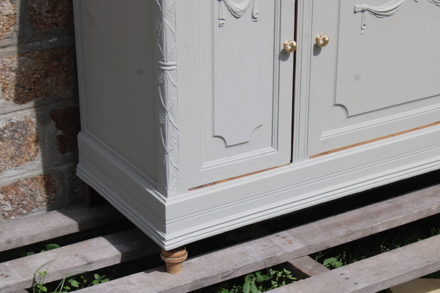 Buffet ancien – blanc grisé aux sous-tons vert, plateau bois brut & finitions dorées - VENDU