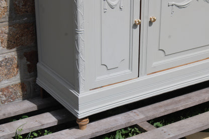 Buffet ancien – blanc grisé aux sous-tons vert, plateau bois brut & finitions dorées - VENDU