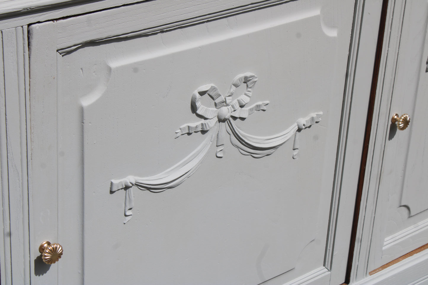 Buffet ancien – blanc grisé aux sous-tons vert, plateau bois brut & finitions dorées - VENDU