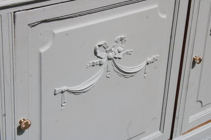 Buffet ancien – blanc grisé aux sous-tons vert, plateau bois brut & finitions dorées - VENDU