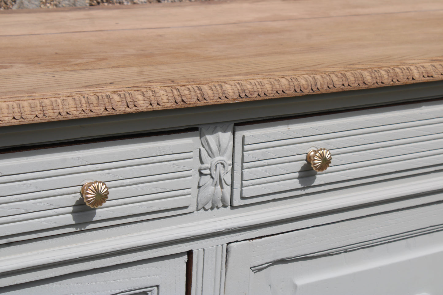 Buffet ancien – blanc grisé aux sous-tons vert, plateau bois brut & finitions dorées - VENDU
