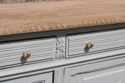 Buffet ancien – blanc grisé aux sous-tons vert, plateau bois brut & finitions dorées - VENDU