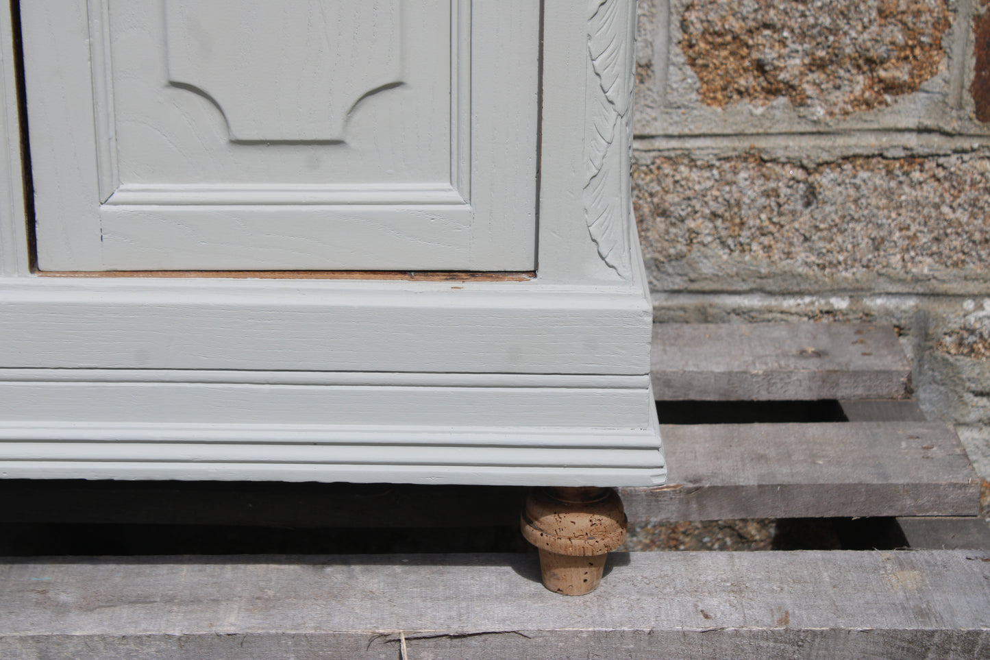 Buffet ancien – blanc grisé aux sous-tons vert, plateau bois brut & finitions dorées - VENDU