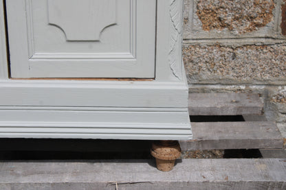 Buffet ancien – blanc grisé aux sous-tons vert, plateau bois brut & finitions dorées - VENDU