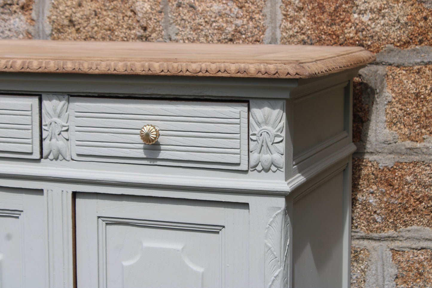 Buffet ancien – blanc grisé aux sous-tons vert, plateau bois brut & finitions dorées - VENDU