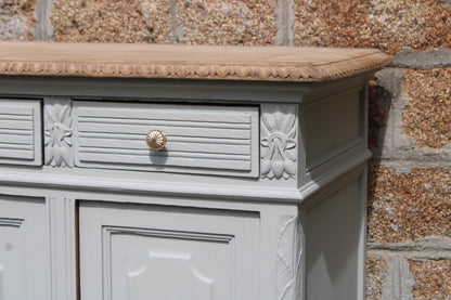 Buffet ancien – blanc grisé aux sous-tons vert, plateau bois brut & finitions dorées - VENDU