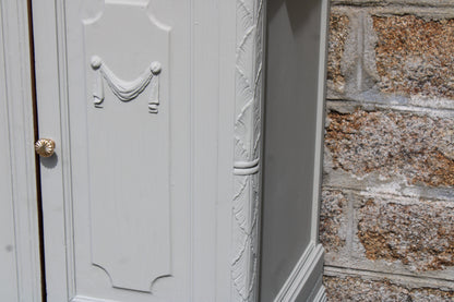 Buffet ancien – blanc grisé aux sous-tons vert, plateau bois brut & finitions dorées - VENDU