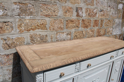 Buffet ancien – blanc grisé aux sous-tons vert, plateau bois brut & finitions dorées - VENDU