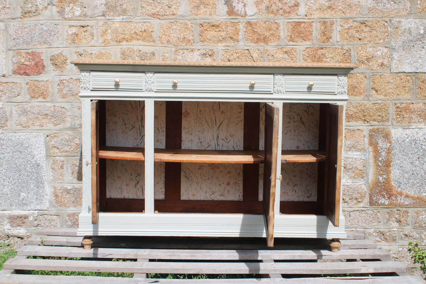 Buffet ancien – blanc grisé aux sous-tons vert, plateau bois brut & finitions dorées - VENDU