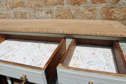 Buffet ancien – blanc grisé aux sous-tons vert, plateau bois brut & finitions dorées - VENDU