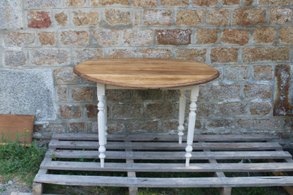Table ronde rabattable vintage – piètement blanc cassé & plateau bois vernis - VENDU