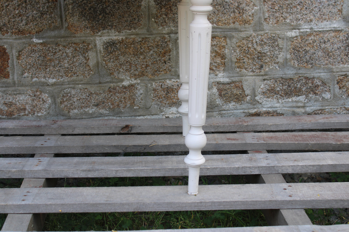 Table ronde rabattable vintage – piètement blanc cassé & plateau bois vernis - VENDU