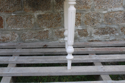 Table ronde rabattable vintage – piètement blanc cassé & plateau bois vernis - VENDU