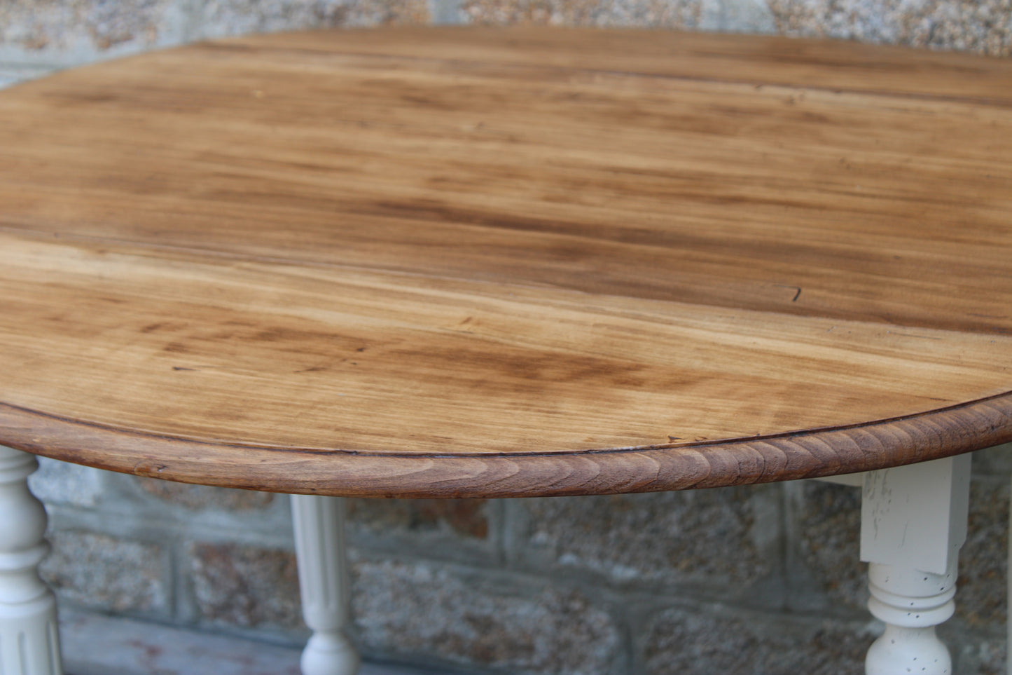 Table ronde rabattable vintage – piètement blanc cassé & plateau bois vernis - VENDU